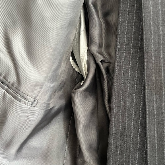 Elegant Hugo Boss Pin Stipe 2 Piece Suit -Super 130 - 100% Wool - Picture 5 of 11